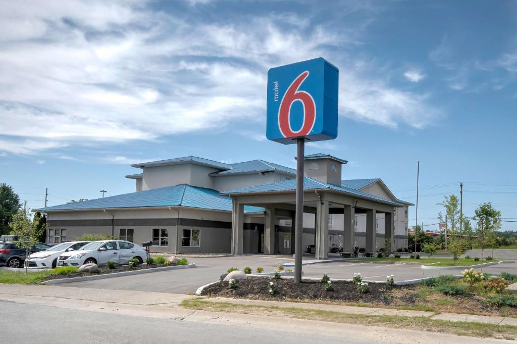 WaltonMotel 6 Walton, KY - Richwood - Cincinnati Airport South的前面有标志的加油站