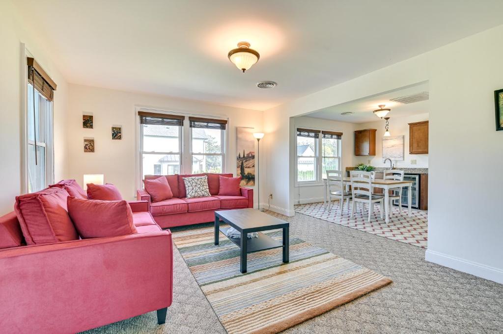 萨拉托加泉Saratoga Springs Duplex Near Saratoga Racetrack!的客厅配有两张红色的沙发和一张桌子