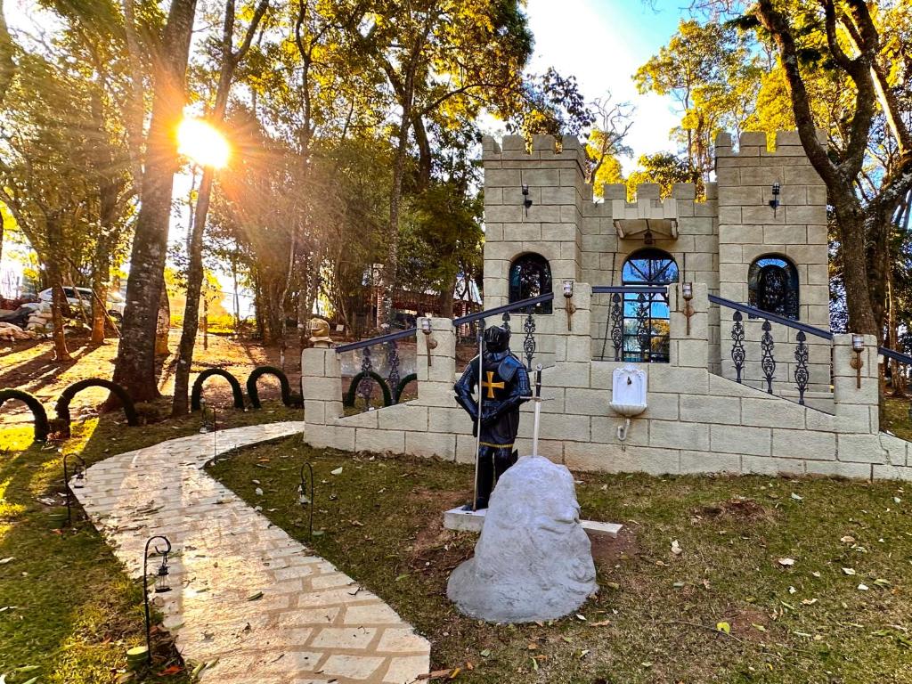 布埃诺布兰当Castelo Excalibur, Vila Mágica的建筑物前的一个人雕像