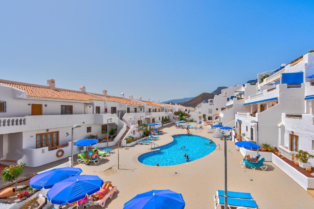 洛斯克里斯蒂亚诺斯Port Royal ocean view apartment in Los Cristianos的度假村游泳池的图片