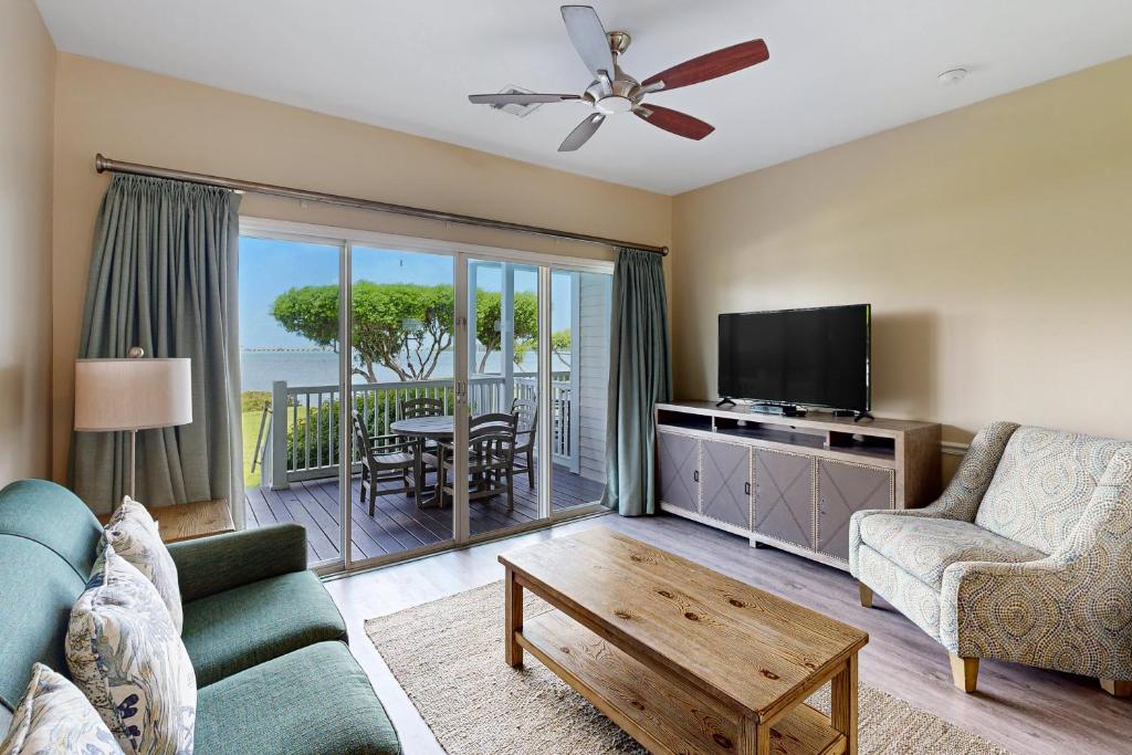 鸭礁岛Reef House的带沙发和平面电视的客厅