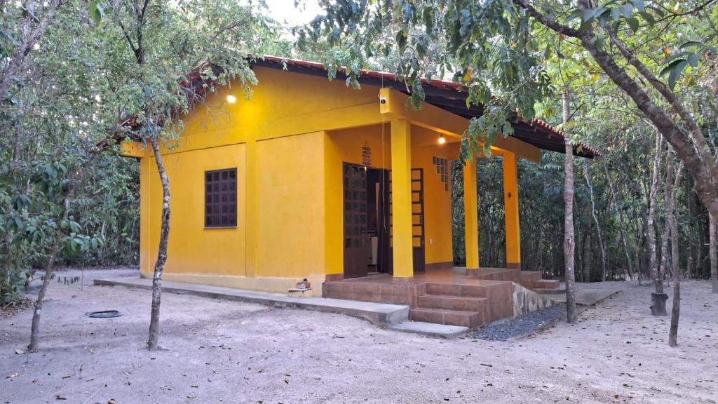 卡瓦坎特Recanto Gira Cerrado的森林中间的黄色房子