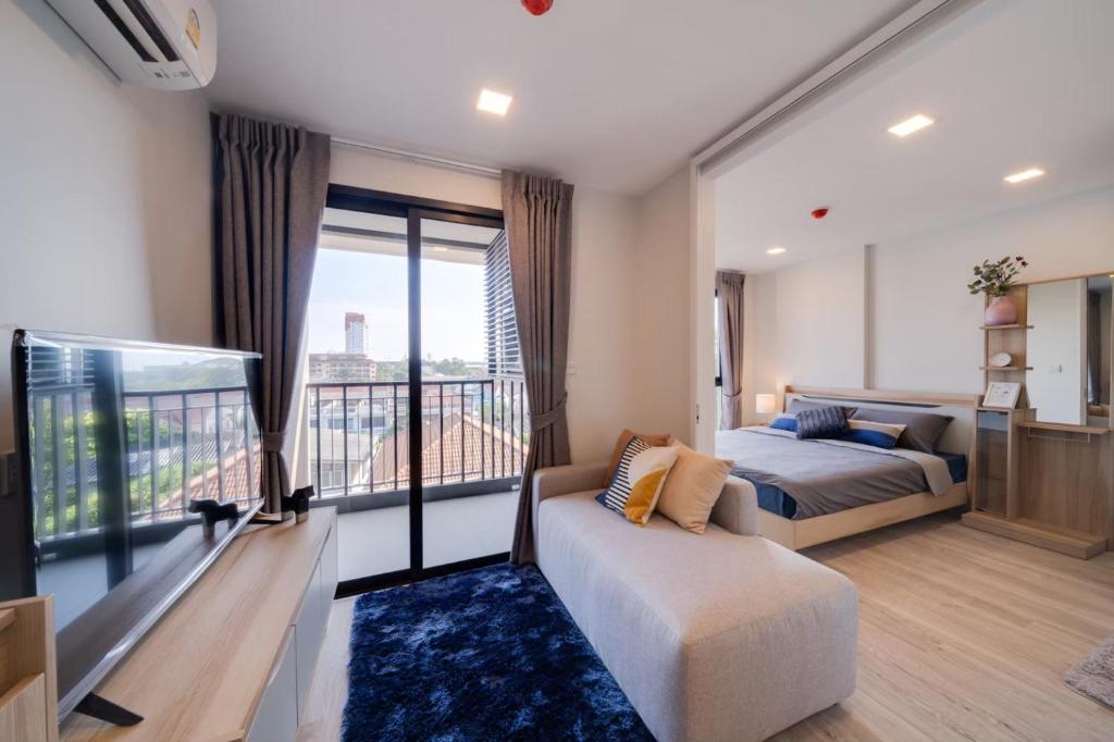 华欣Marvest Hua Hin的一间卧室设有一张床和一个大窗户