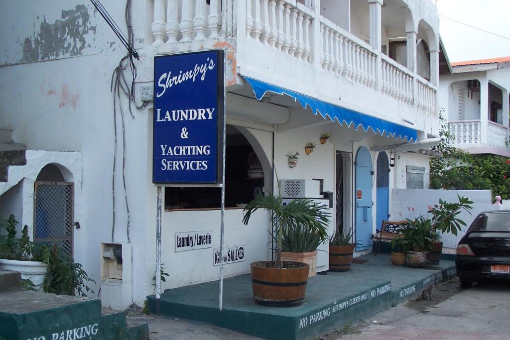 MarigotShrimpy's Hostel, Crew Quarters and Laundry Services的建筑前的蓝色标志