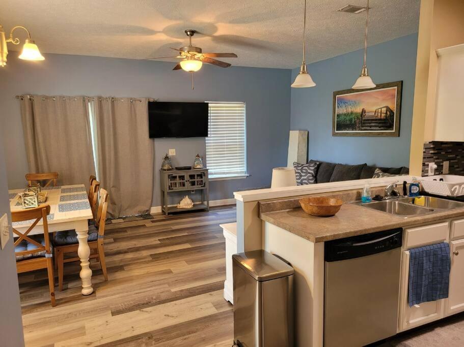 巴拿马城海滩McDrifty's Getaway的厨房以及带沙发和桌子的客厅。