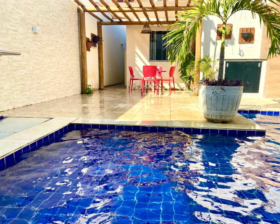 彼得罗利纳Linda Casa com piscina e totalmente climatizada Airbn b的蓝色瓷砖房子内的游泳池