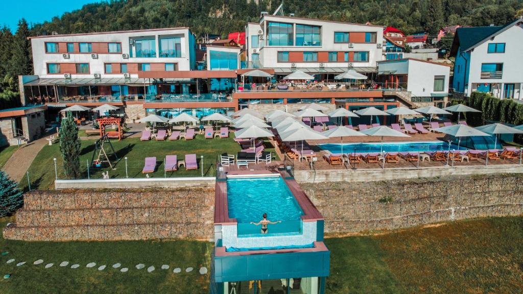 科利比塔Hotel Roser House Boutique - pe malul lacului Colibita的享有酒店空中美景,设有游泳池