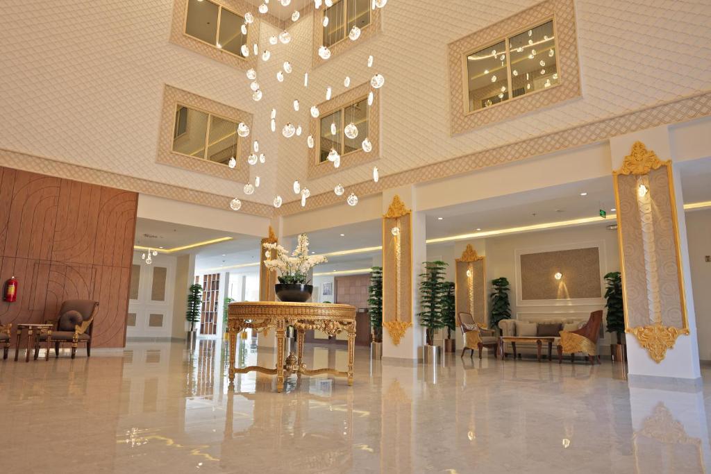 阿尔阿尔فندق الزوين - Alzuwain Hotel的大楼内带桌椅的大堂