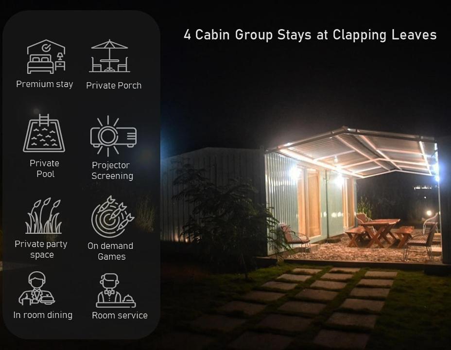 海得拉巴Group Cabin at Clapping Leaves的 ⁇ 群在夜幕下停留