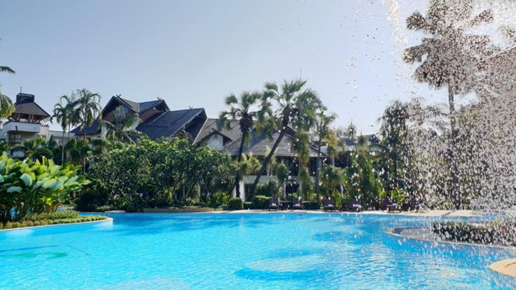 北碧Felix River Kwai Resort - SHA Plus,Certified的度假村的游泳池,设有喷泉