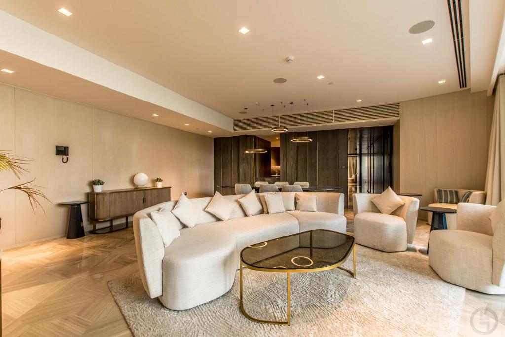 迪拜Super Spacious 3BR with Maid's Room in Five Palm的客厅配有白色的沙发和椅子
