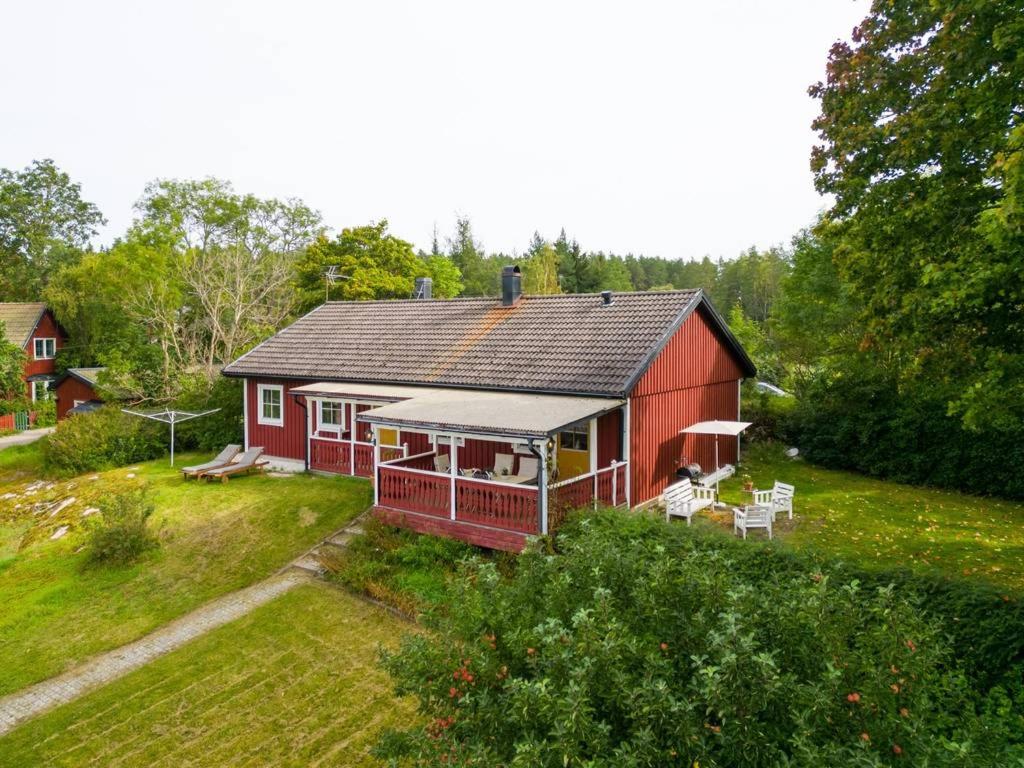 乌普萨拉A countryside villa close to Uppsala!的红色的房子,设有门廊和院子