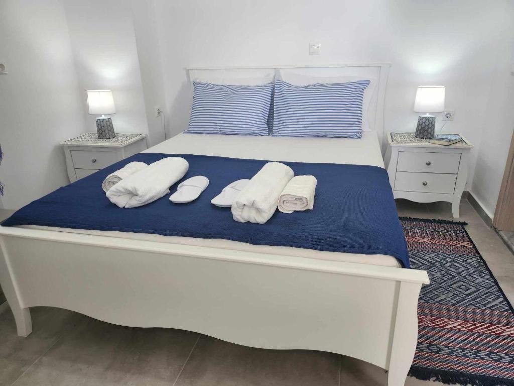 马塔拉ANDRIANOS DELUXE STUDIO的一间卧室配有一张床,上面有两条毛巾