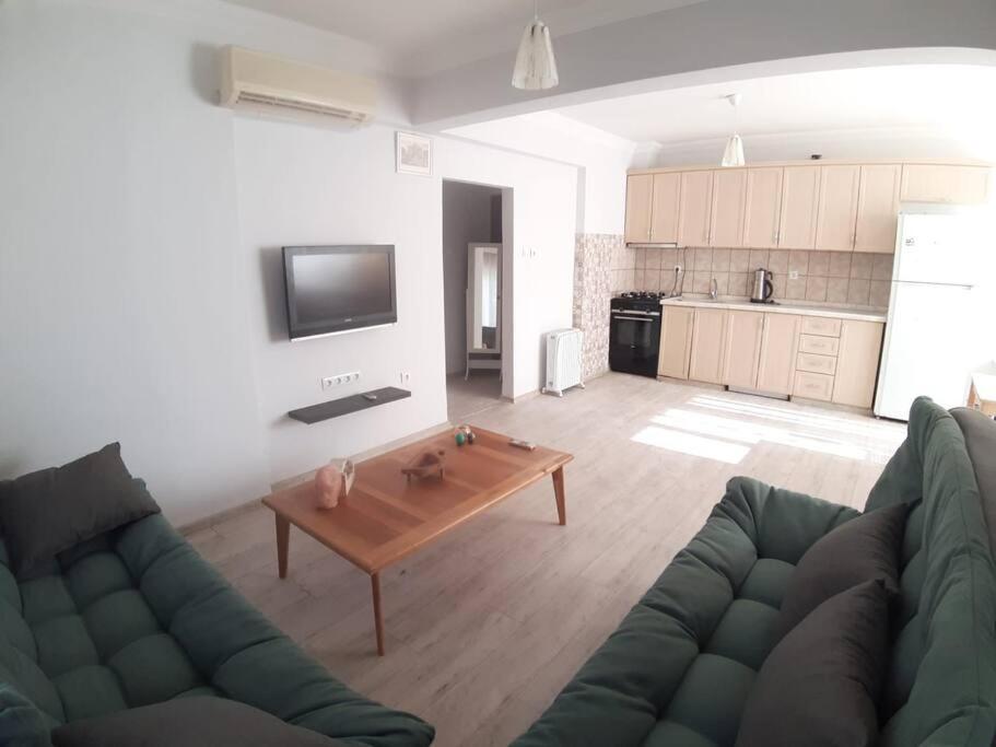 安塔利亚Lara Beach 600 m, 80 m2 flat, 2 bedroom, Netflix的带沙发和咖啡桌的客厅