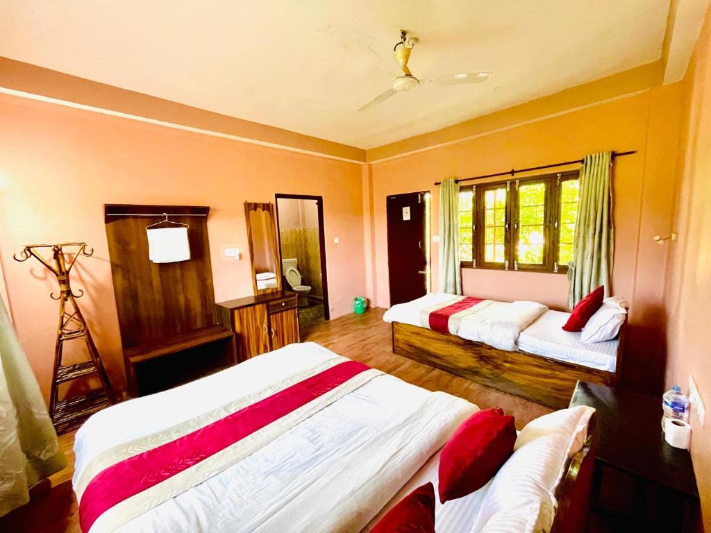 索拉哈Hotel Tree Tops的一间卧室设有两张床和一台摄像机