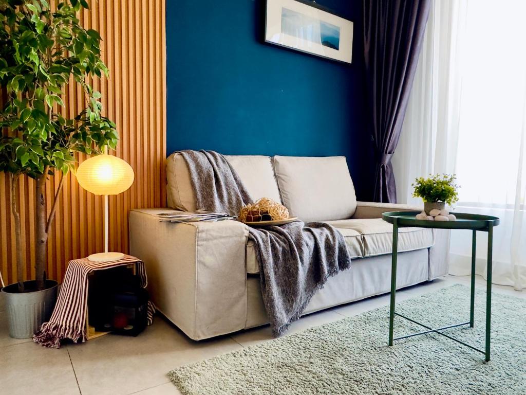 塞贝维甘华舒适套房公寓的客厅配有沙发和桌子