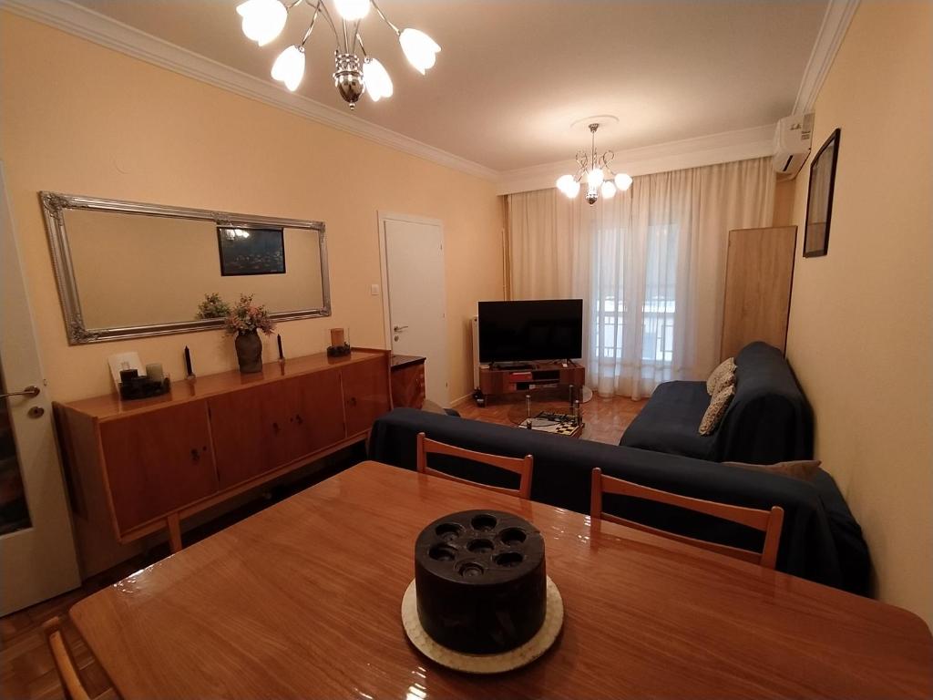 塞萨洛尼基Cozy three BDRMS central APT at five Filippou str的客厅配有桌子和沙发
