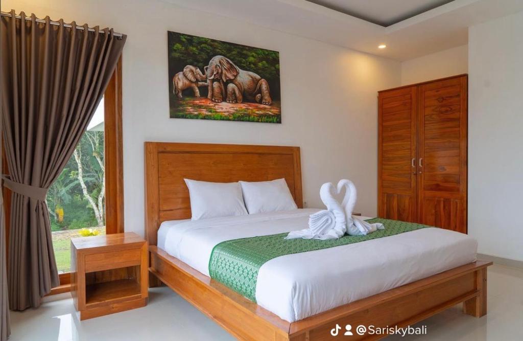 库布盼洛坎Sari Sky Bali的一间卧室设有一张床和一个窗口