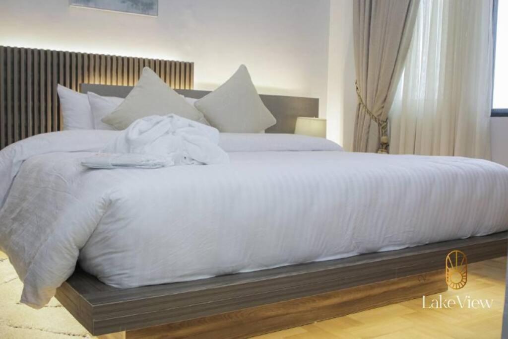 海岸角Standard Room in Cape Coast - Lakeview by Agnes的一张白色大床,配有白色床单和枕头