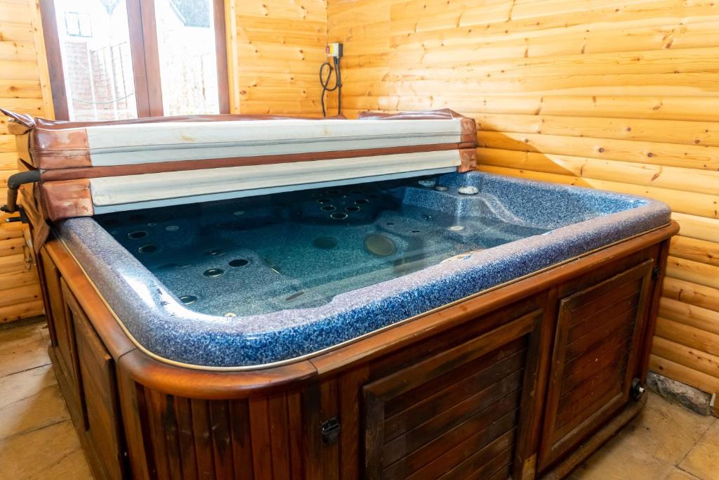 格洛斯特3 Bed Cottage-Parking-Garden-Free Hot Tub Weekends的小木屋内的按摩浴缸