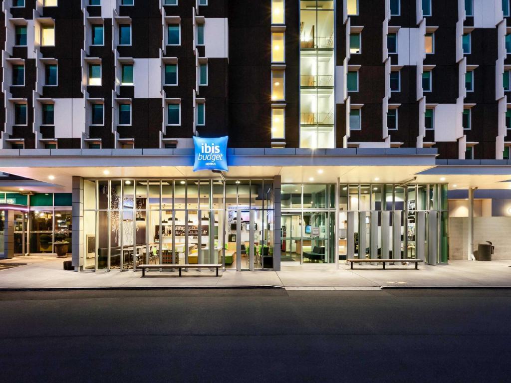 奥克兰奥克兰机场宜必思快捷酒店的前面有蓝色标志的建筑