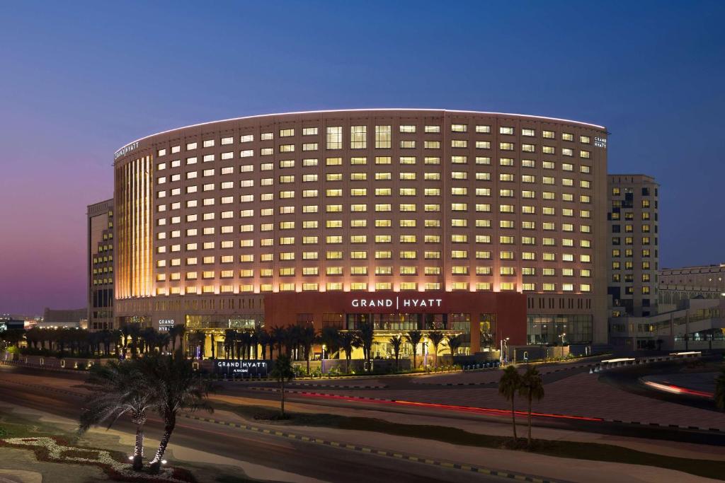 阿可贺巴Grand Hyatt Al Khobar Hotel and Residences的一座城市里灯火通明的大建筑