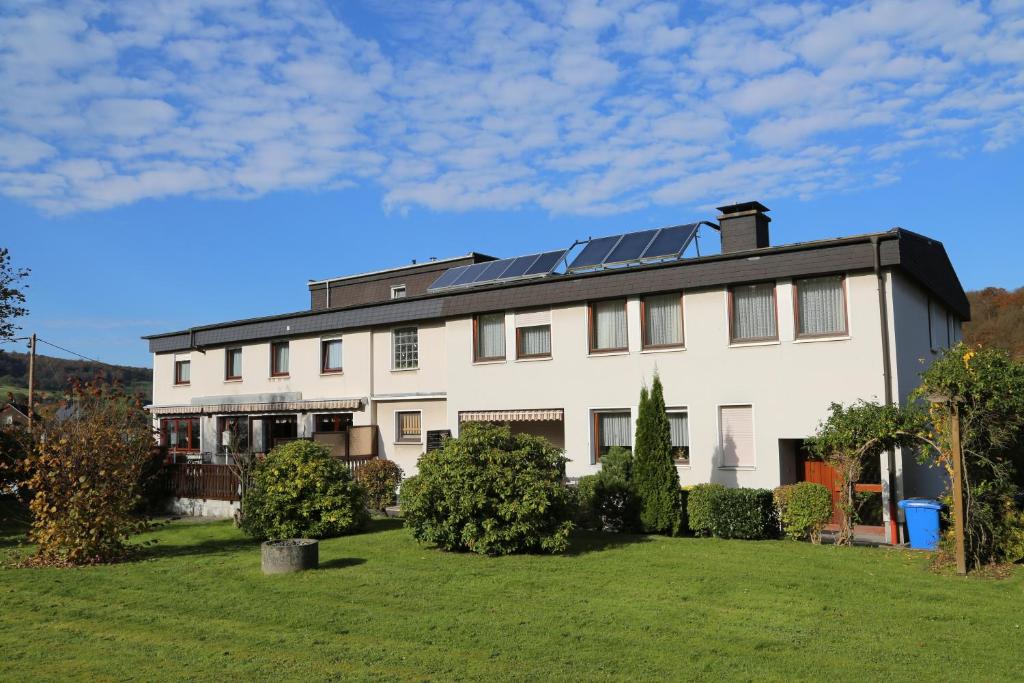 Burbach贝赫特酒店的屋顶上设有太阳能电池板的房子