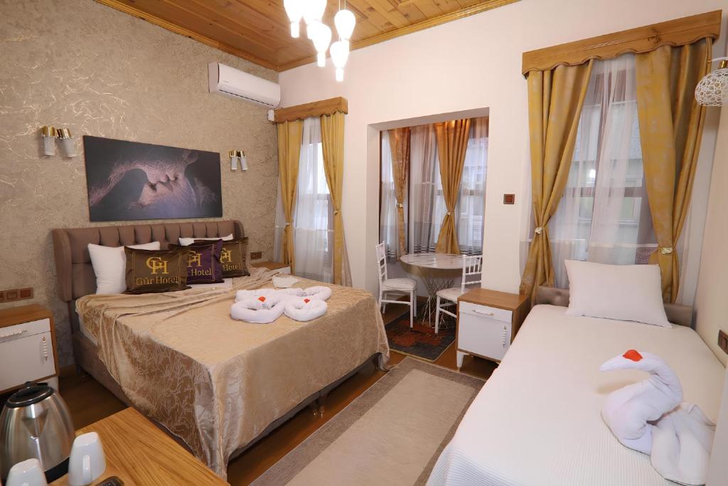 伊斯坦布尔Royal Gur Hotel的一间卧室配有两张带毛巾的床