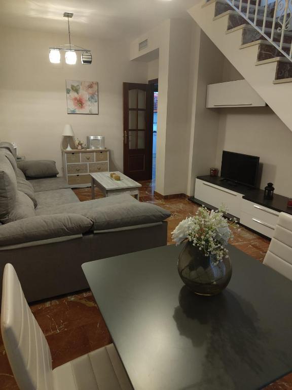 蒙托罗EL NIDO的客厅配有沙发和桌子