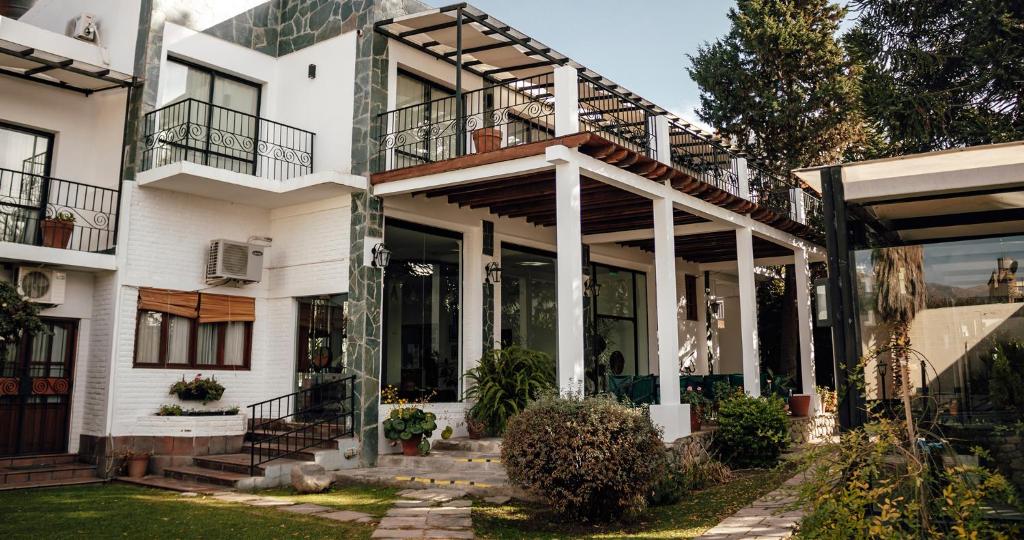 卡法亚特洛斯索西斯酒店的享有白色房屋外部景色的阳台