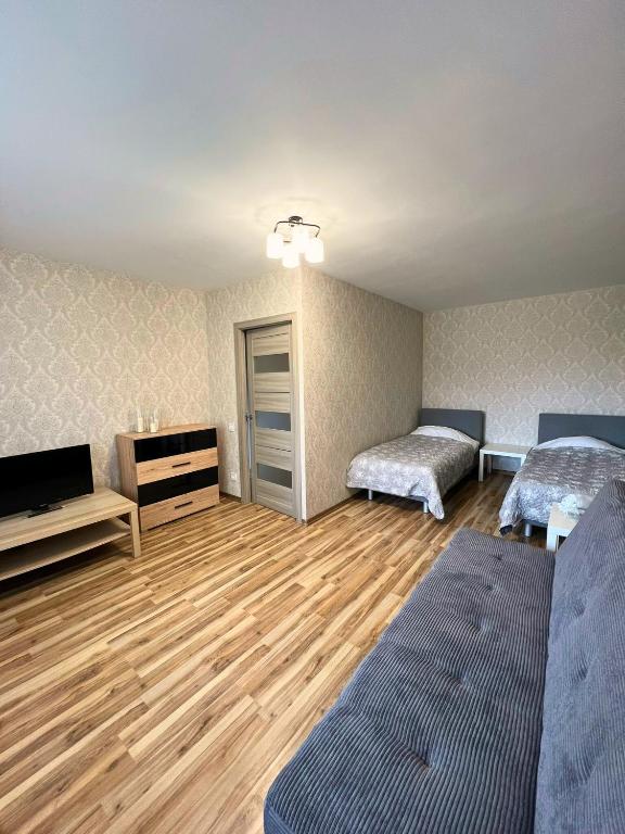 叶卡布皮尔斯Zemgales ielas apartamenti的客房设有两张床和一台平面电视。