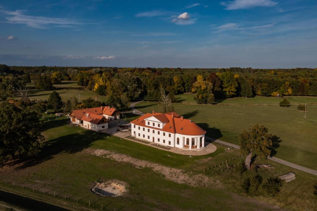 布热茨拉夫Zámeček - Chateau Lány的享有红色屋顶的大型白色房屋的空中景致