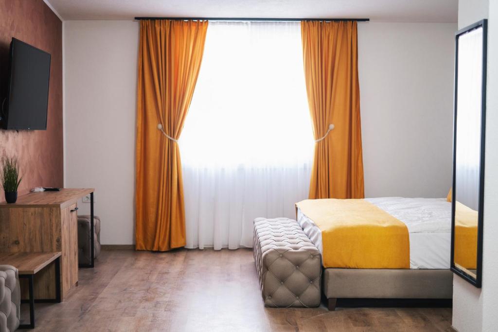 斯科普里Hotel Restaurant Domestika的一间卧室设有一张床和一个大窗户