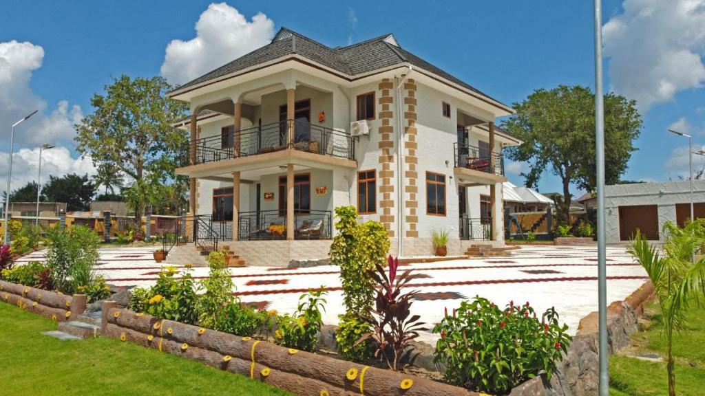 达累斯萨拉姆Luxury Villa Garden的一座白色的大房子,前面设有一个花园