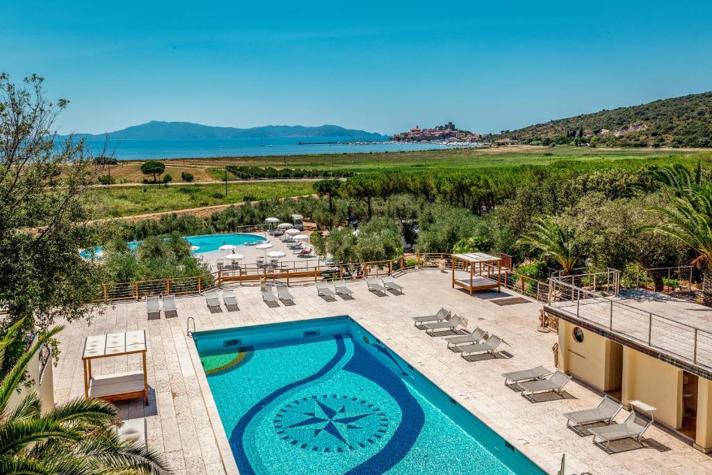 塔拉莫内Gitavillage Talamone的享有带游泳池和椅子的度假村的空中景致