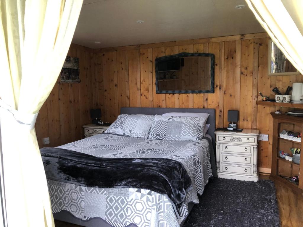巴恩斯特珀尔Owly 'Ouse的一间卧室配有床和2个床头柜