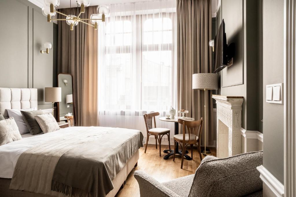克拉科夫Avanti Palazzo的卧室配有一张床和一张桌子及椅子