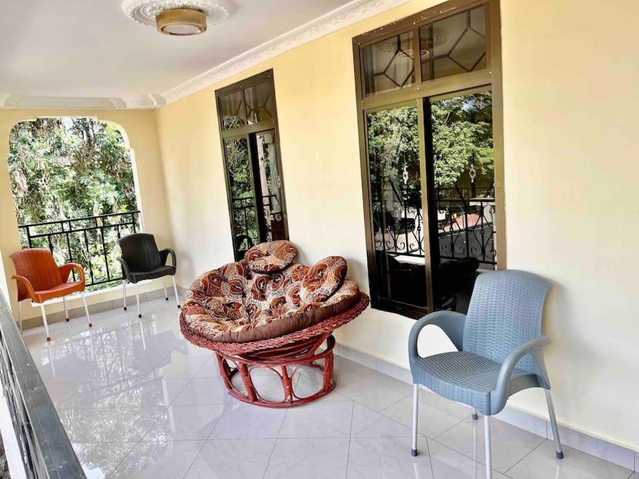 阿鲁沙Burka Serene Home的客厅配有沙发和两把椅子