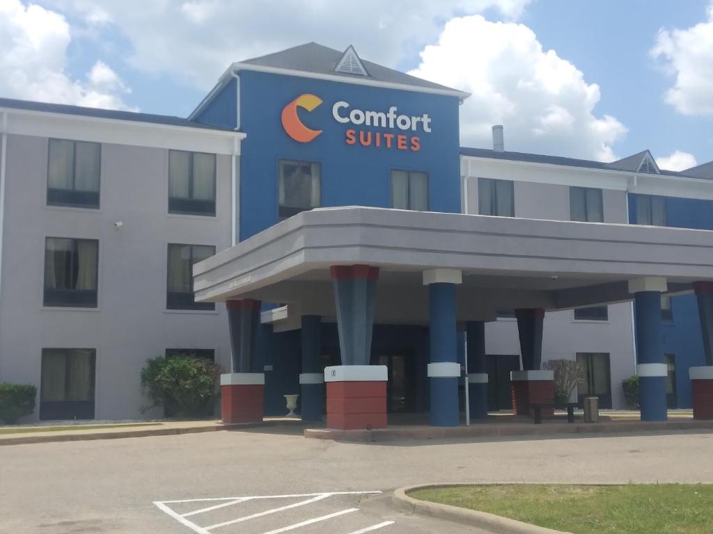 蒙哥马利Comfort Suites Airport South的建筑前方有标志的酒店