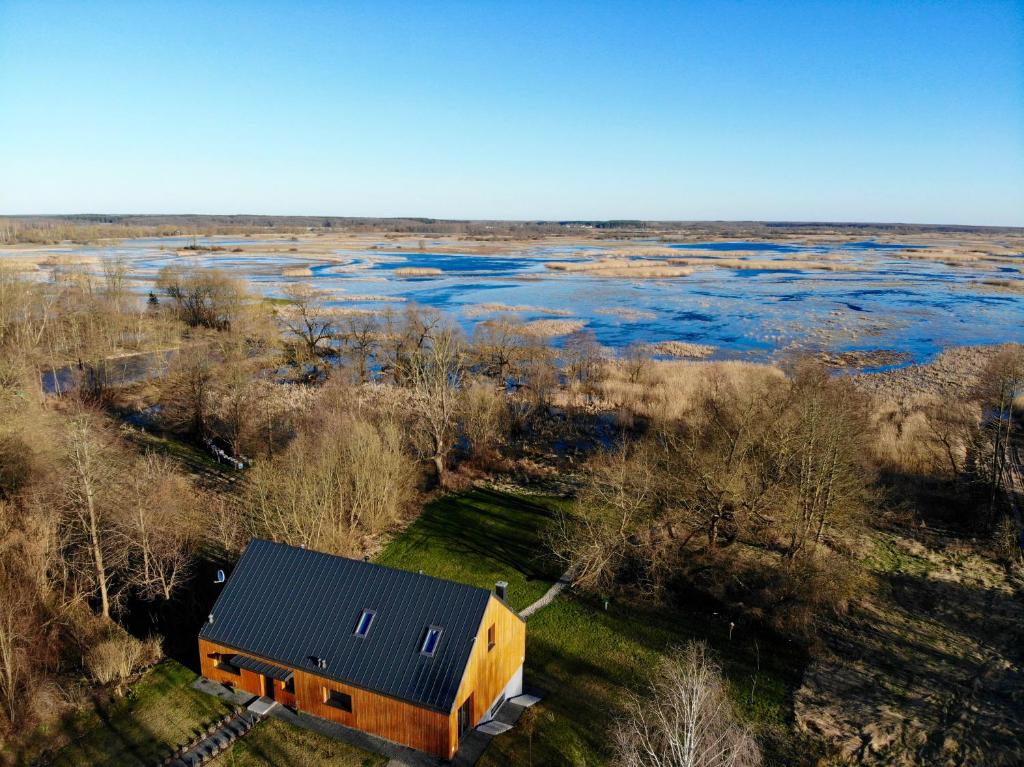 戈尼翁兹Stodoła nad Biebrzą的享有河边房屋的空中景致