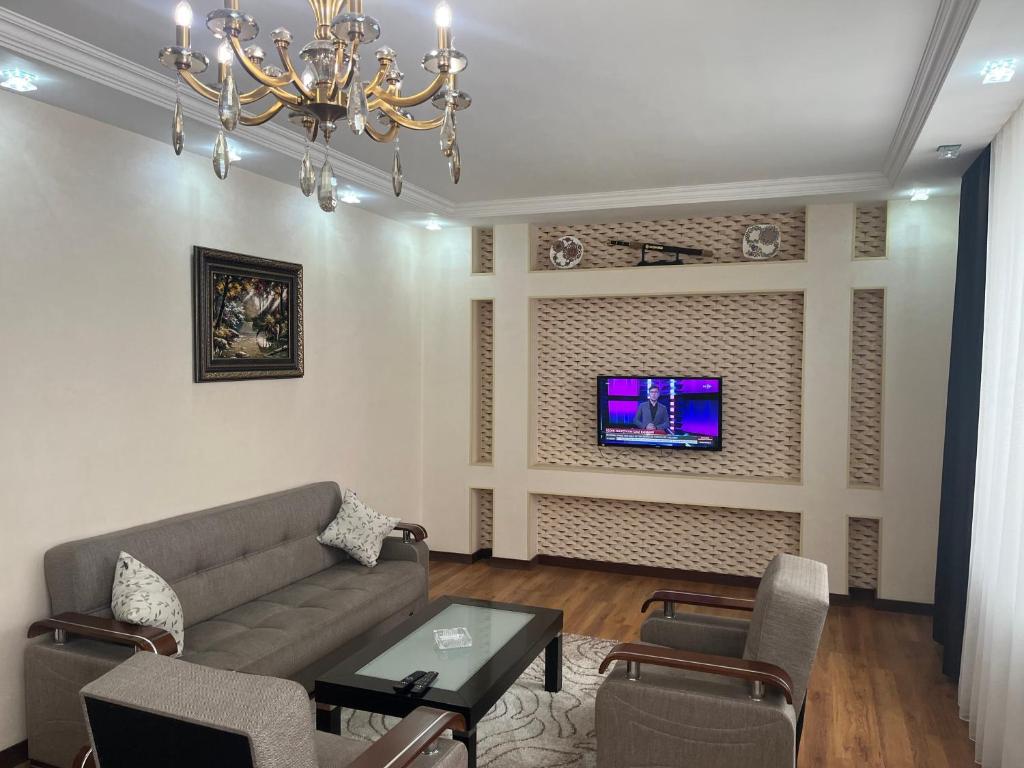 库萨雷Beautiful Guest House Qusar的客厅配有沙发和墙上的电视