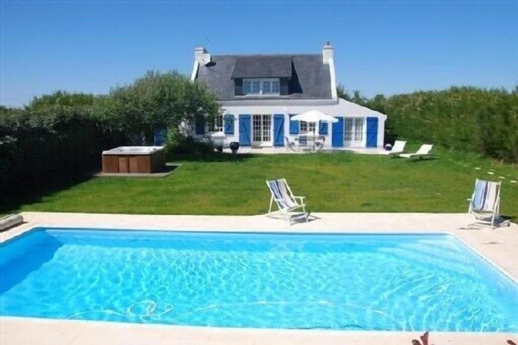 班戈Maison "Ker Galinette " , Belle-Ile-En-Mer, Piscine chauffée et Jacuzzi的房屋前有游泳池的房子