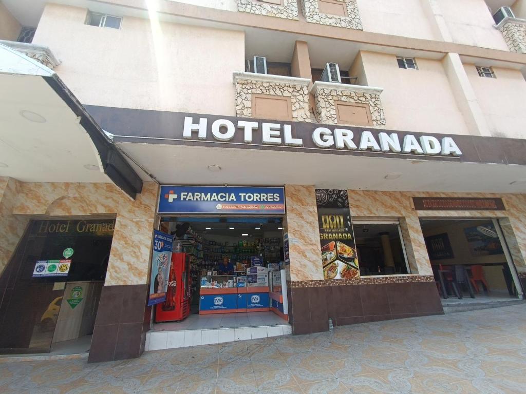 巴兰基亚Hotel Granada Inn的建筑一侧的酒店花岗岩标志