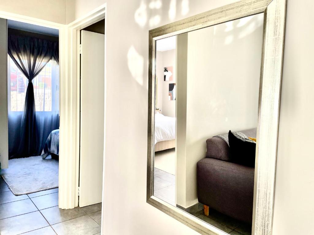 米德兰Central and peaceful 2-bedroom Apt #ZonaHomes的沙发旁墙上的镜子