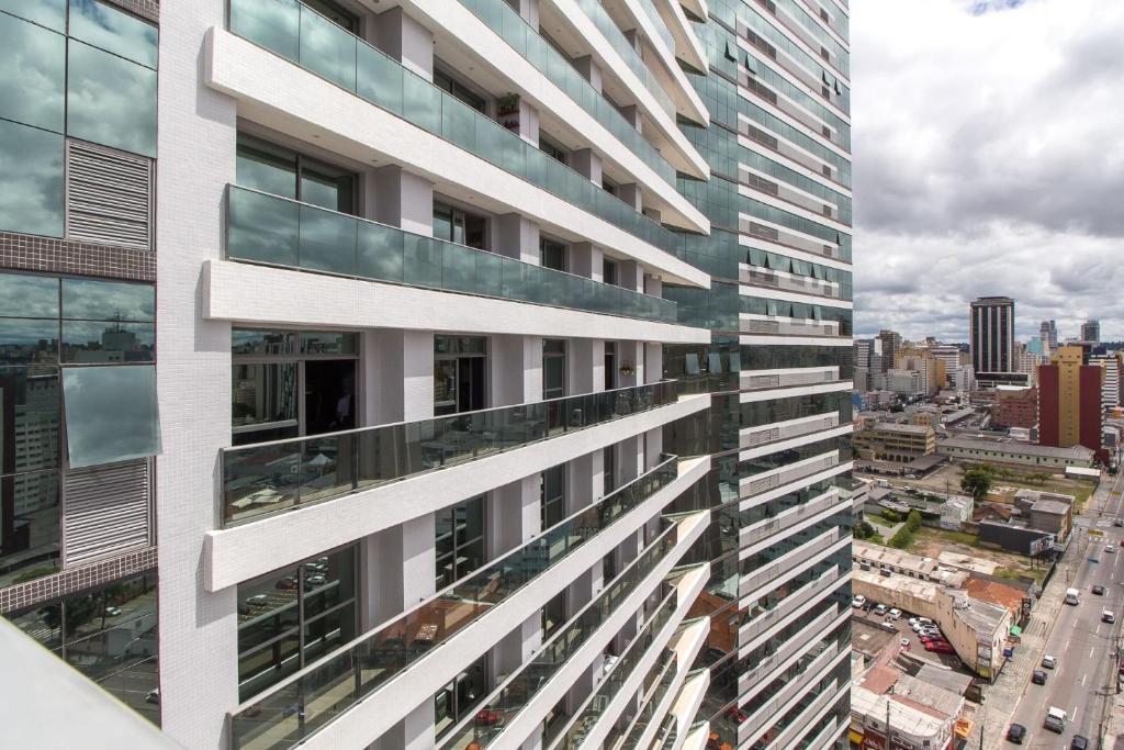库里提巴7th Avenue Residence的带阳台的公寓大楼和城市