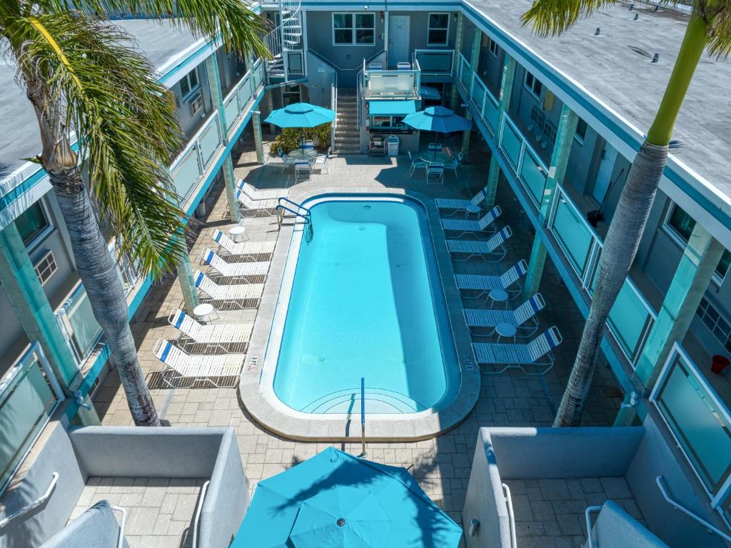 克利尔沃特卡米洛特海滩套房酒店的游轮上游泳池的顶部景色
