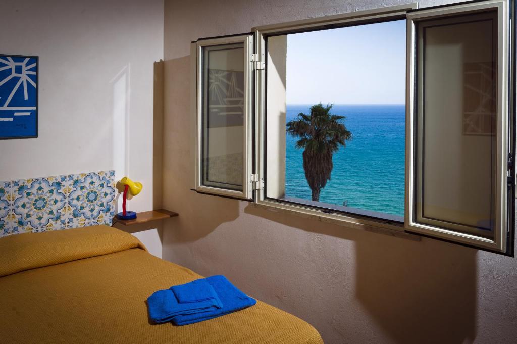 卡斯泰拉马莱Trivani a 100 m dal mare的一间卧室配有一张床,享有海景