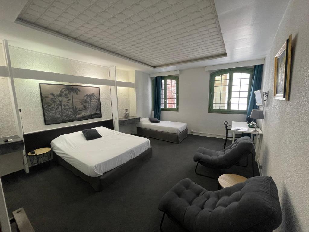 佩皮尼昂小屋酒店的一间卧室配有一张床和两把椅子