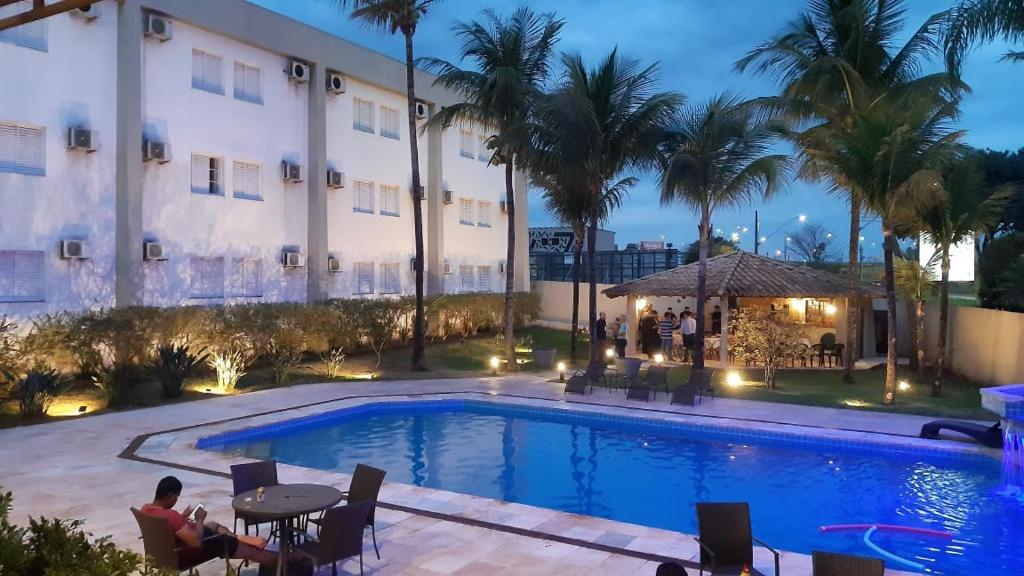 乌贝兰迪亚阿蒂公园酒店的享有酒店游泳池的夜间景色