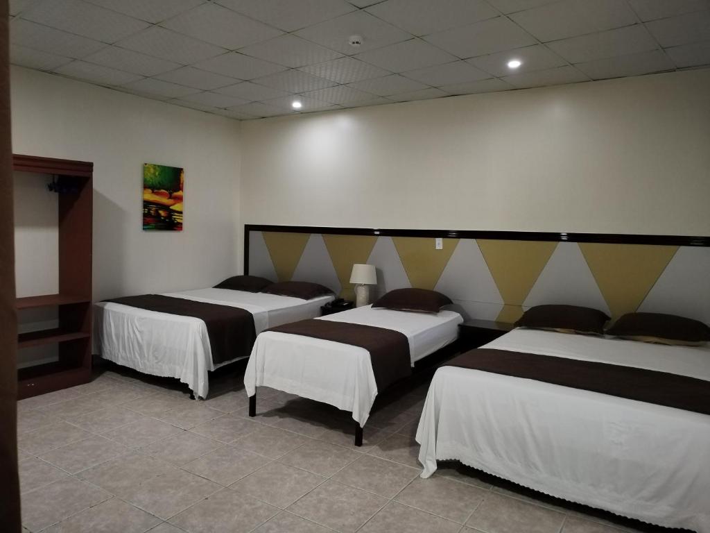 拉乔雷拉Hotel America - La Chorrera的一间客房内设有四张床的房间